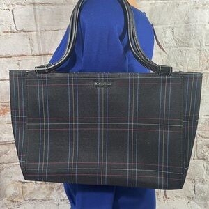 Kate Spade Bag
Plaid
Lightweight 
2 Interior Open Pockets
1 Interior Zip Pocket
